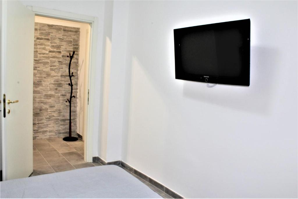 A television and/or entertainment centre at LS-House Apartment - In the Heart of Sanremo