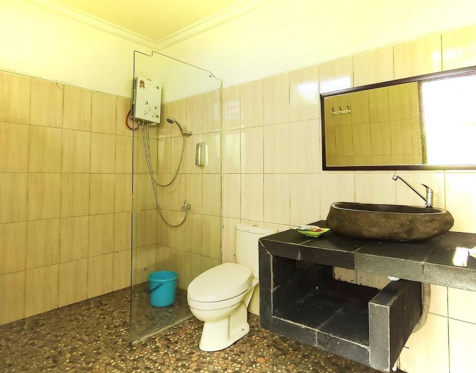 a bathroom with a toilet and a sink at Bagas Luxury Camp in Kejajar