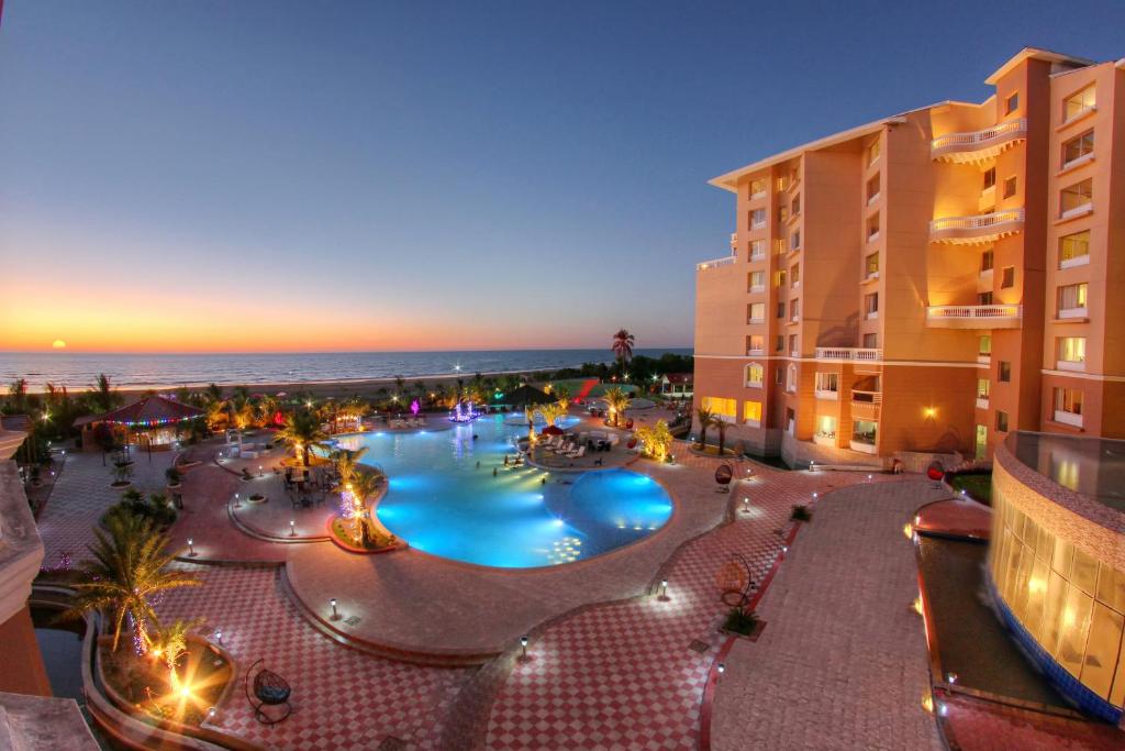 - une vue sur un complexe avec piscine la nuit dans l'établissement Sea Pearl Beach Resort & Spa Cox's Bazar, à Cox's Bazar