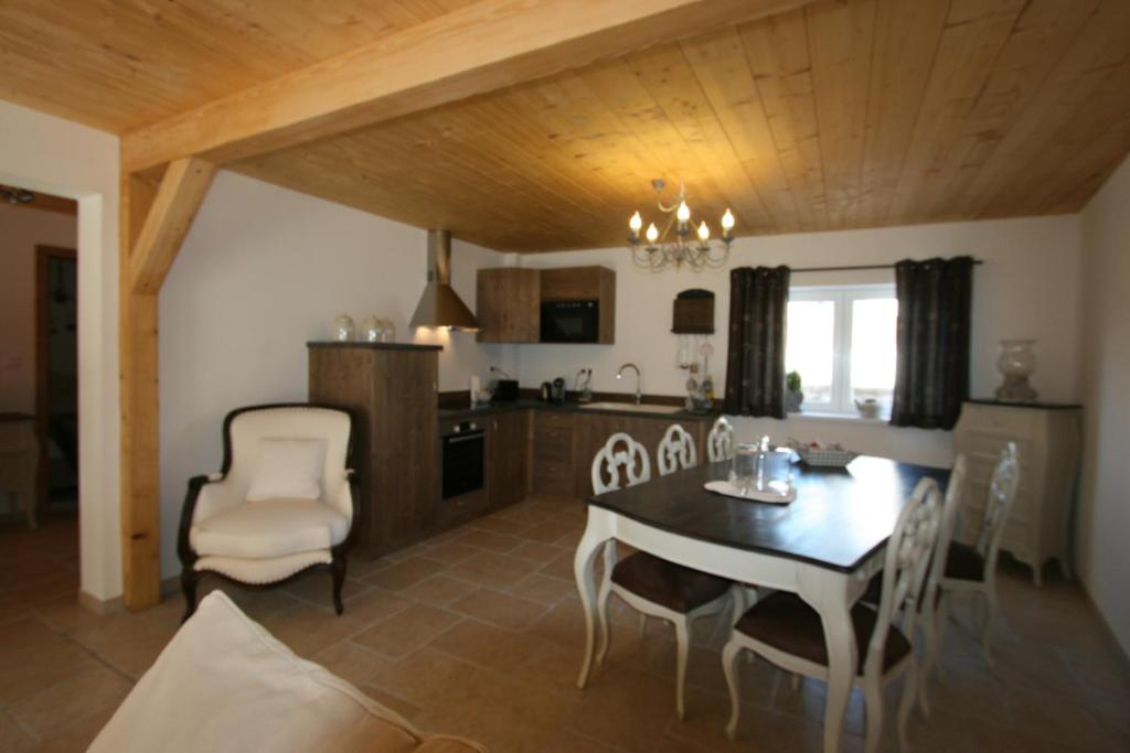 Kuchyň nebo kuchyňský kout v ubytování Les Authentics - Le Domaine d'Autrefois & Spa