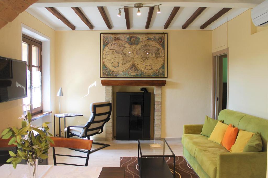 ein Wohnzimmer mit einem Sofa und einem Kamin in der Unterkunft SoleLuna in San Quirico dʼOrcia