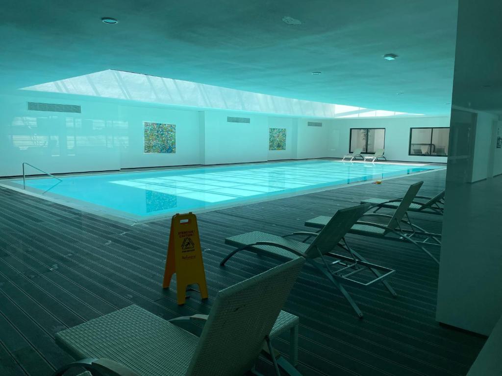 una gran piscina con sillas en un edificio en Green Life - Club Vacacional y SPA, en Punta del Este