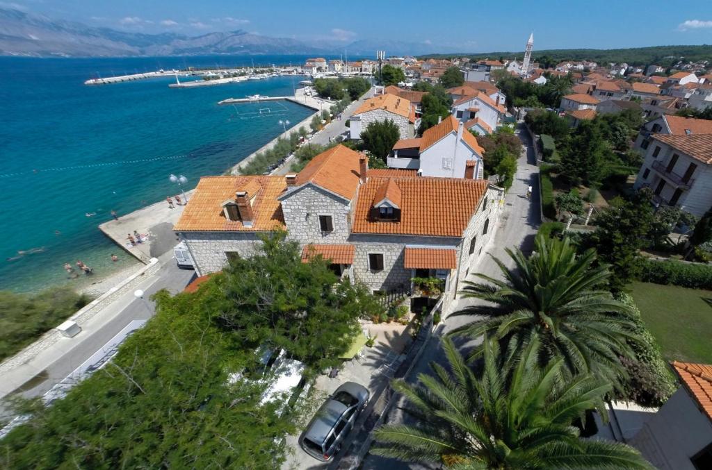 uma vista aérea de uma cidade junto à água em Apartments Maria em Supetar