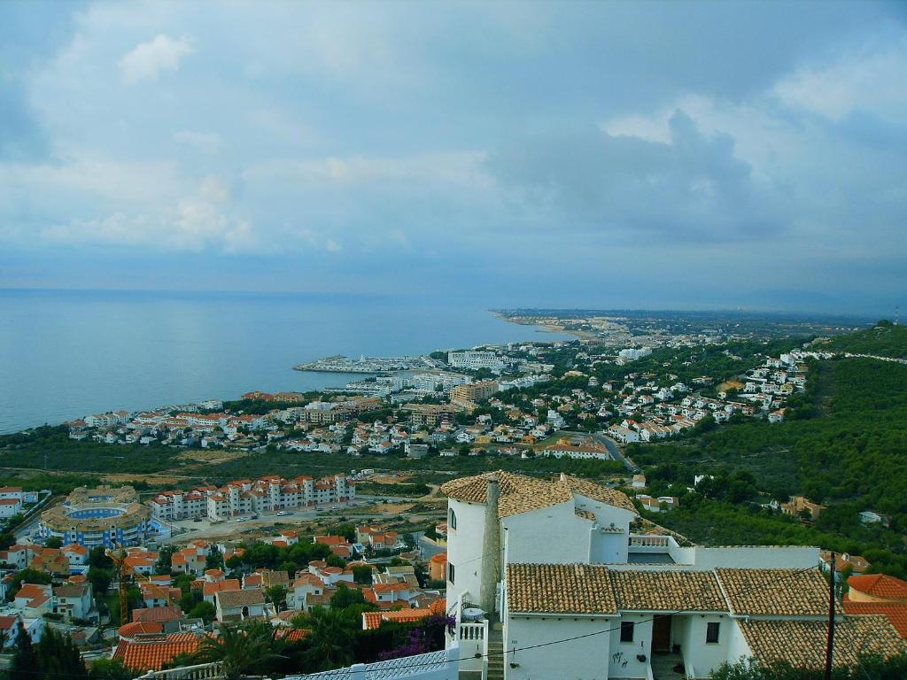una vista aérea de la ciudad y el océano en Apartamento Alcocebre, en Alcossebre