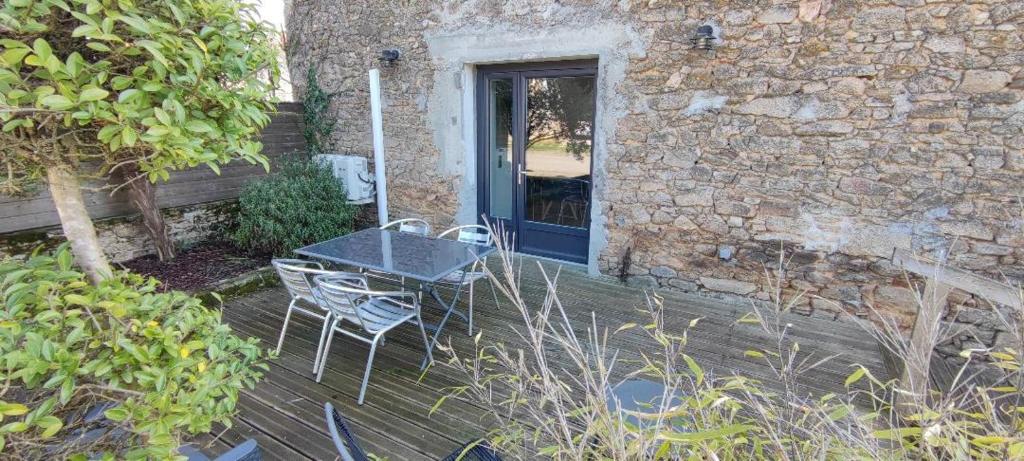 A patio or other outdoor area at Gîte à la campagne