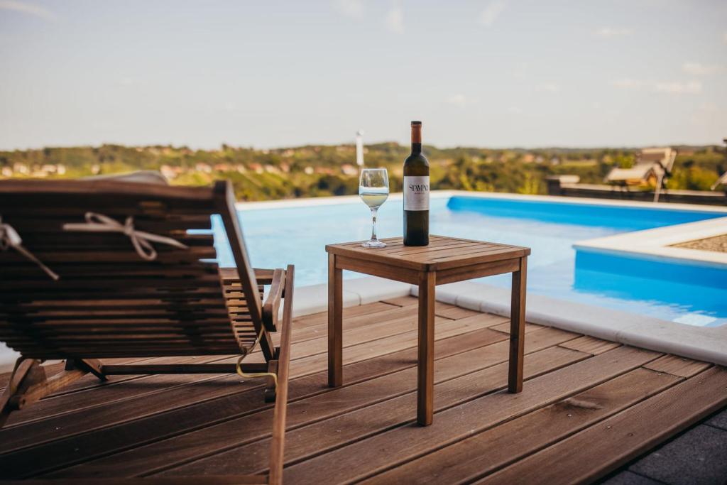 un bicchiere di vino su un tavolo accanto a una sedia di Holiday Home Vinola a Sveti Martin na Muri