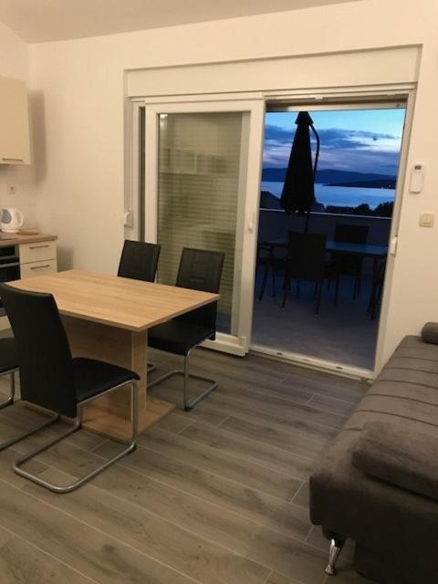 Posezení v ubytování Apartment in Punat with sea view, terrace, air conditioning, WiFi 4534-4