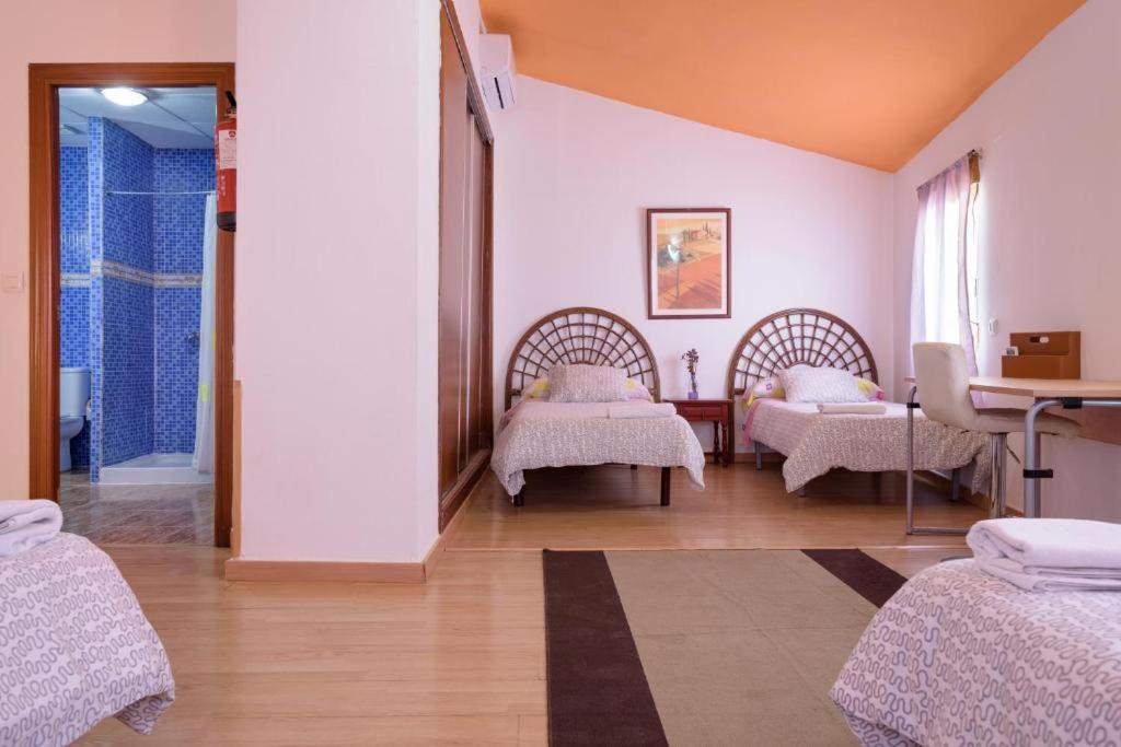 Habitación hospitalaria con 2 camas y mesa en Casa de Pueblo, en Martos