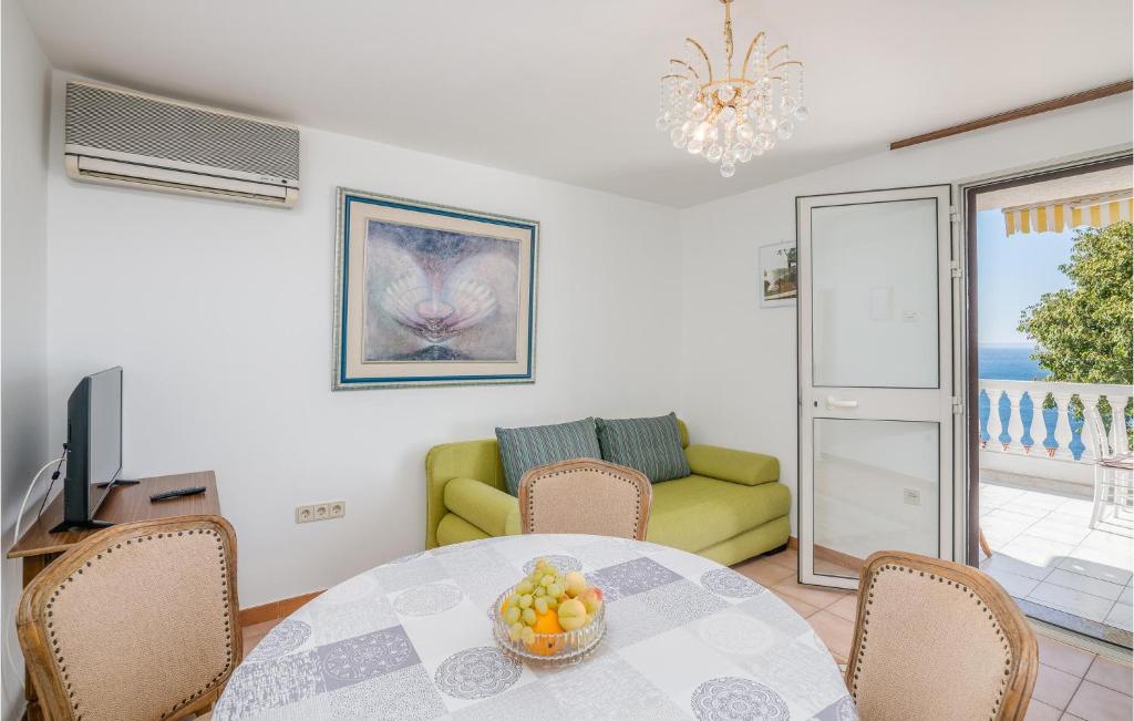salon ze stołem, krzesłami i kanapą w obiekcie 1 Bedroom Nice Apartment In Stara Baska w mieście Stara Baška