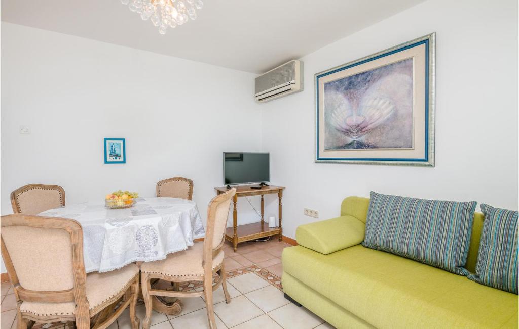 salon ze stołem i kanapą w obiekcie 1 Bedroom Nice Apartment In Stara Baska w mieście Stara Baška