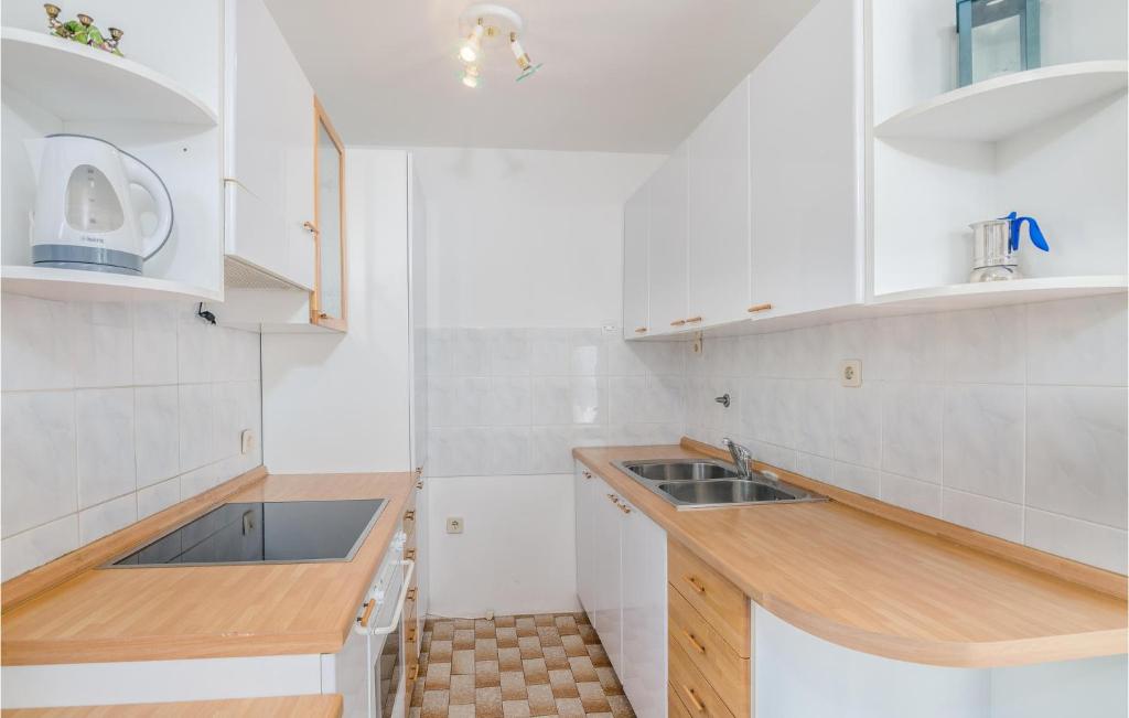 Kuchnia lub aneks kuchenny w obiekcie 1 Bedroom Nice Apartment In Stara Baska
