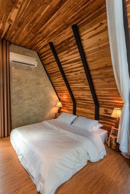 Postel nebo postele na pokoji v ubytování Issara Bar&House