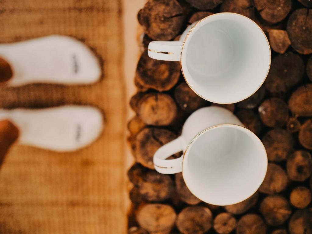 Příslušenství pro přípravu čaje a kávy v ubytování Ella Retreat Hotel Glamping Tent For Nature Lovers