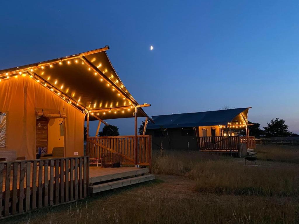 una casa iluminada con luces en el techo por la noche en The Paddock en Bredon