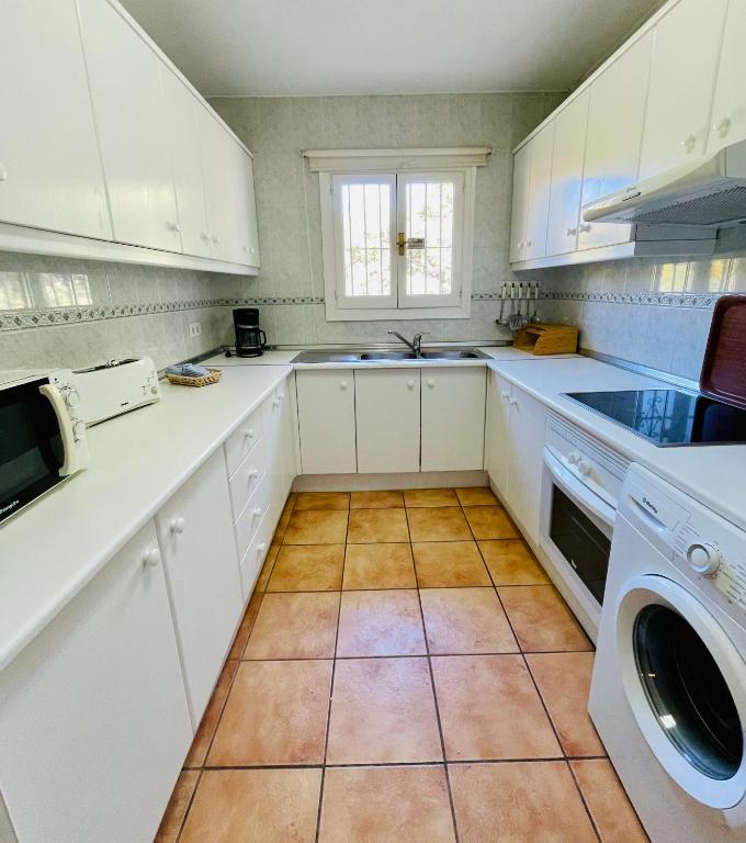 Kuchyň nebo kuchyňský kout v ubytování Marbella Villas