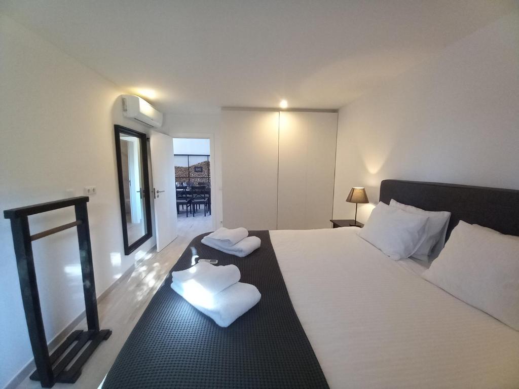 een slaapkamer met een bed met twee handdoeken erop bij BELCH1952 in Lagos