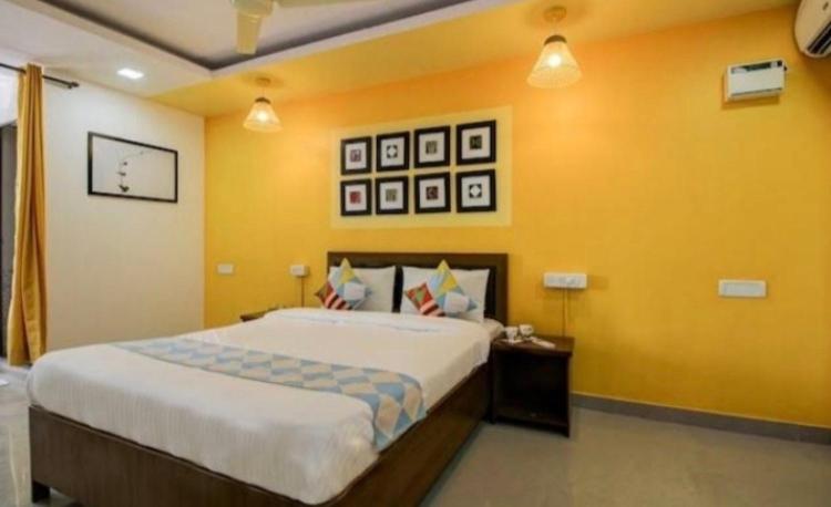 Postel nebo postele na pokoji v ubytování Hotel Sai Advika