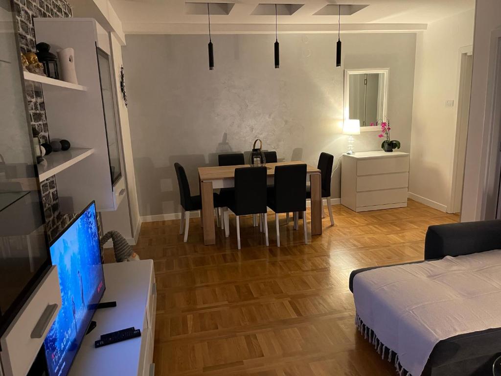 TV a/nebo společenská místnost v ubytování Apartman MDB