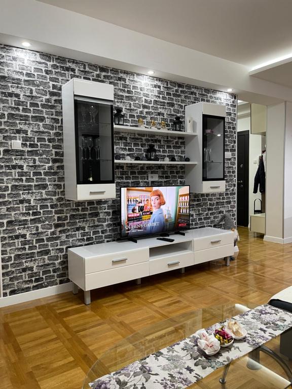 TV a/nebo společenská místnost v ubytování Apartman MDB