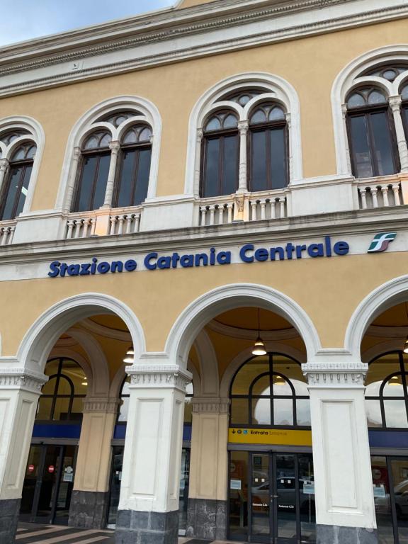 un edificio con el letrero para el centro cardiaco St. Pancras en Casa Proserpina en Catania