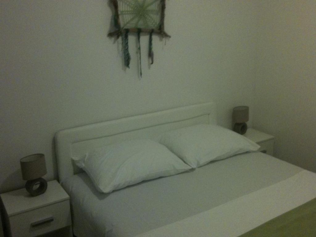 Säng eller sängar i ett rum på Apartments Ana-Marin