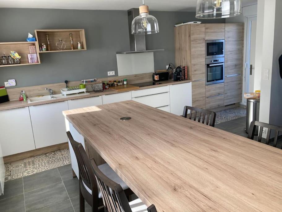 Een keuken of kitchenette bij Belle maison rénovée avec jardin bien située