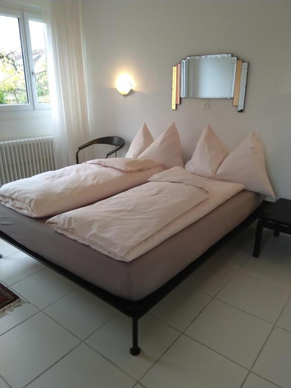 Letto o letti in una camera di Swiss Borzoi House