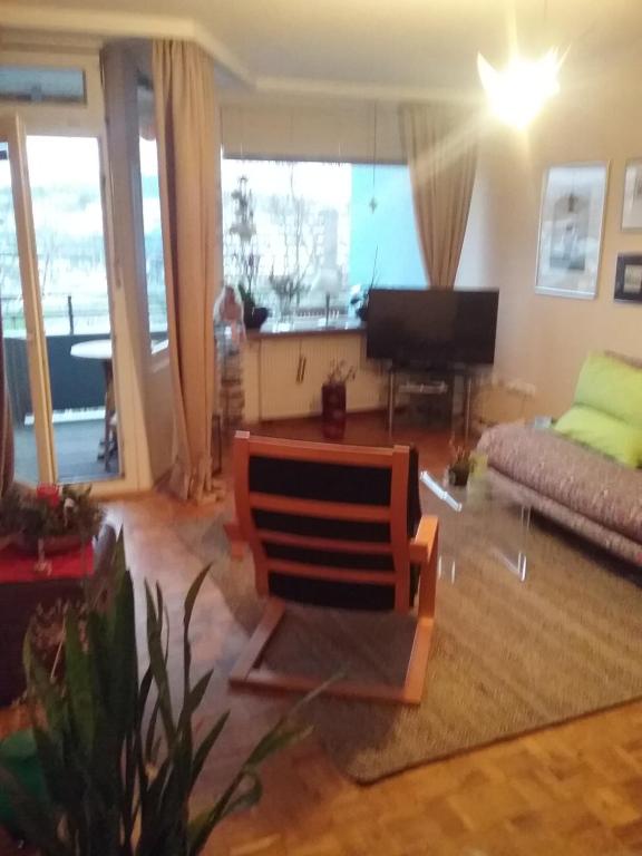 ein Wohnzimmer mit einem Sofa und einem TV in der Unterkunft Europaplatz in Aachen
