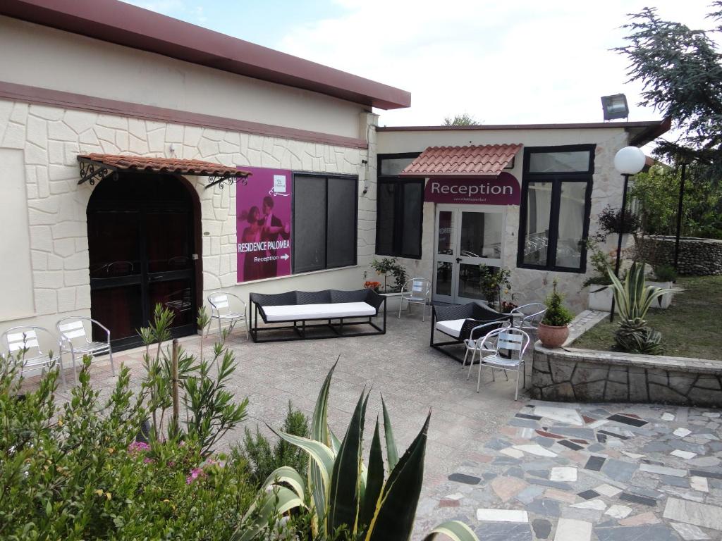 A garden outside Residence Palomba