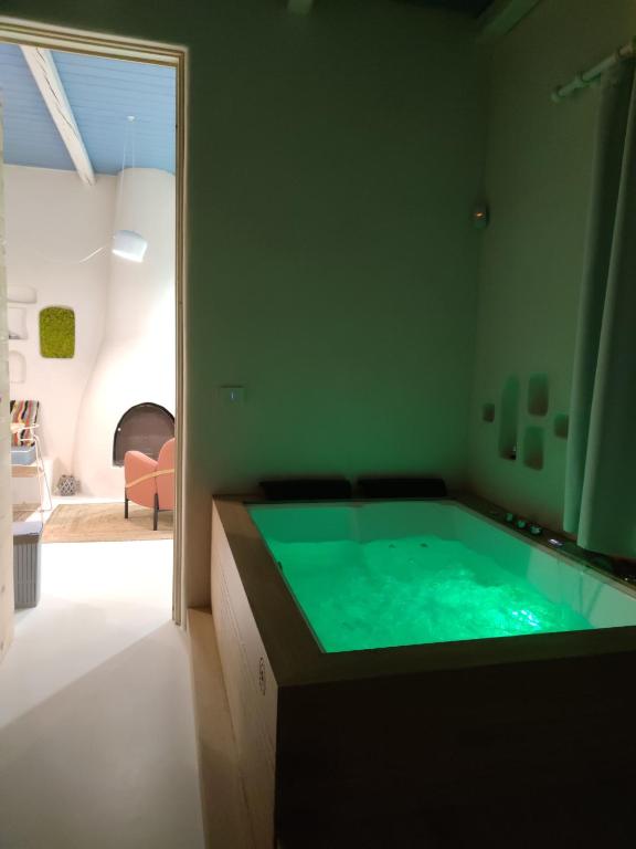 a large tub in a room with a green at Casa Mediterranea Jacuzzi riscaldata con Caminetto in Specchiolla