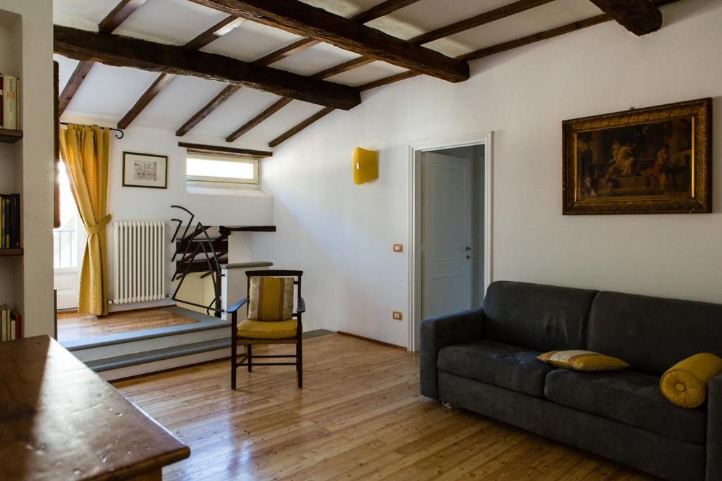 sala de estar con sofá y mesa en In Palazzo Storico tra Firenze Bologna e Ravenna, en Marradi