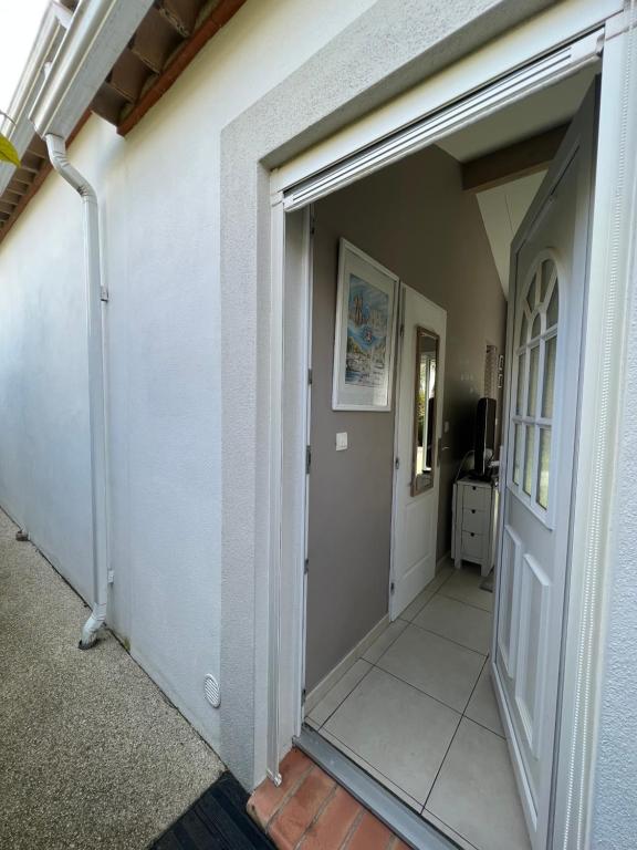 TV a/nebo společenská místnost v ubytování Studio RIQUET indépendant attenant à Villa