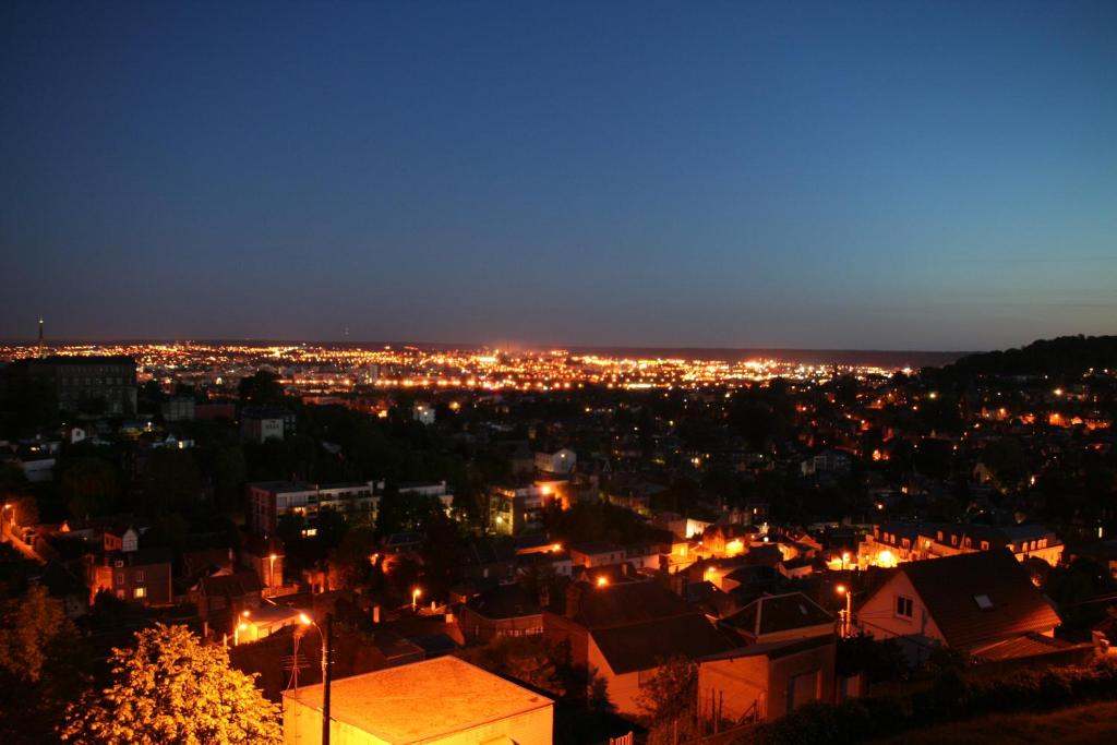 Miesto panorama iš atostogų būsto arba bendras vaizdas mieste Ruanas