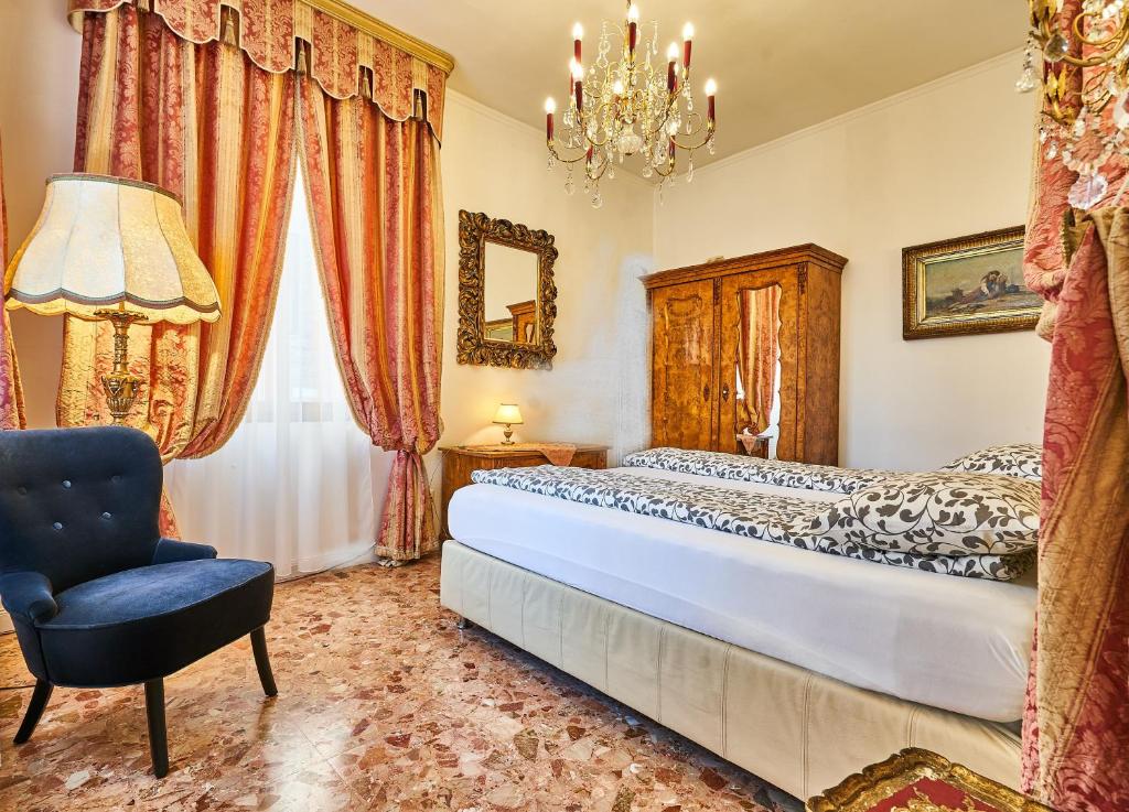 Postel nebo postele na pokoji v ubytování venezianischer Palazzo mit kostenlosen WLAN nähe Markusplatz
