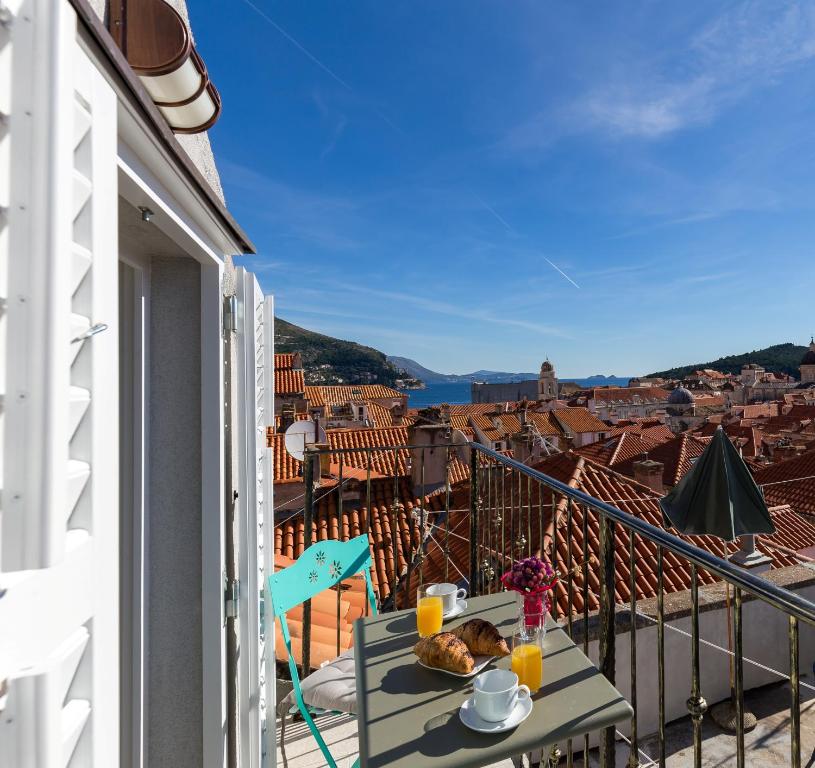 una mesa en un balcón con vistas a la ciudad en Heritage Vista, en Dubrovnik