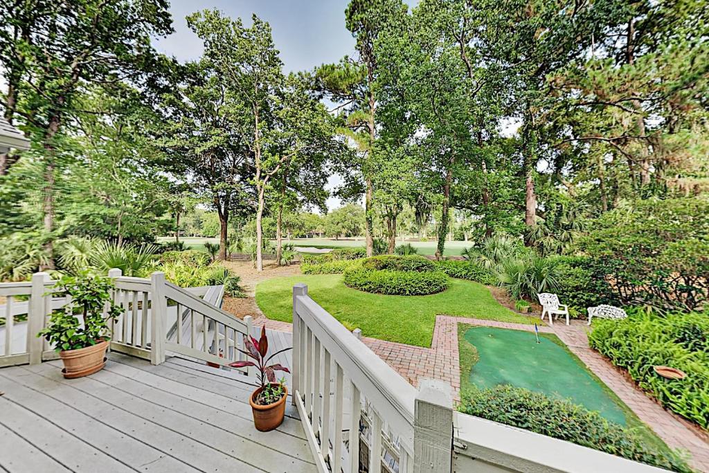 eine Veranda mit einem weißen Zaun und einem Garten in der Unterkunft Magnolia Crescent 3 in Hilton Head Island