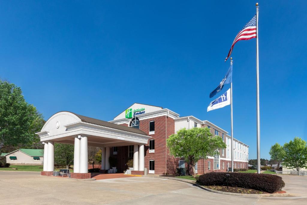 een gebouw met twee vlaggen ervoor bij Holiday Inn Express Minden, an IHG Hotel in Minden