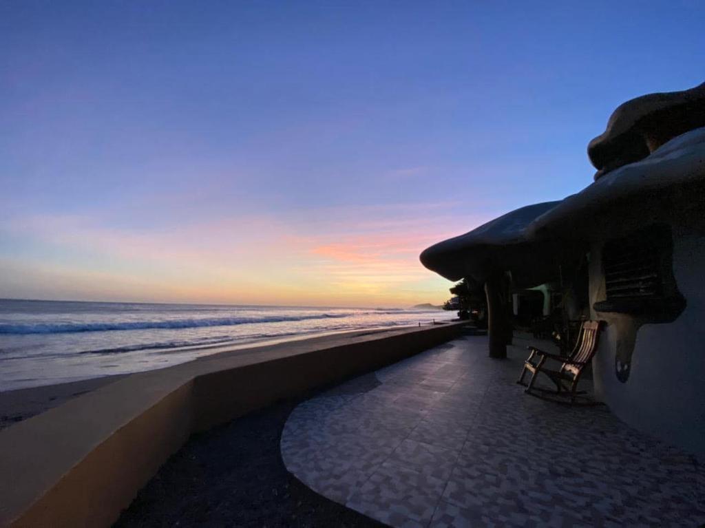 - une vue sur la plage au coucher du soleil dans l'établissement Melting Elefante, à Popoyo