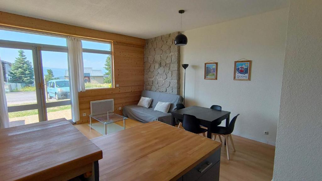 un salon avec un canapé et une table dans l'établissement Bel appartement 45m2 rez de chaussée plein sud, à Font-Romeu-Odeillo-Via