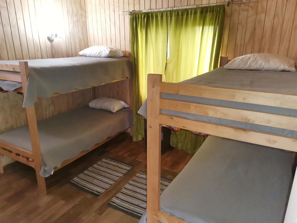 Poschodová posteľ alebo postele v izbe v ubytovaní Cabañas Altos de la Chacra en Castro, 3 dormitorios