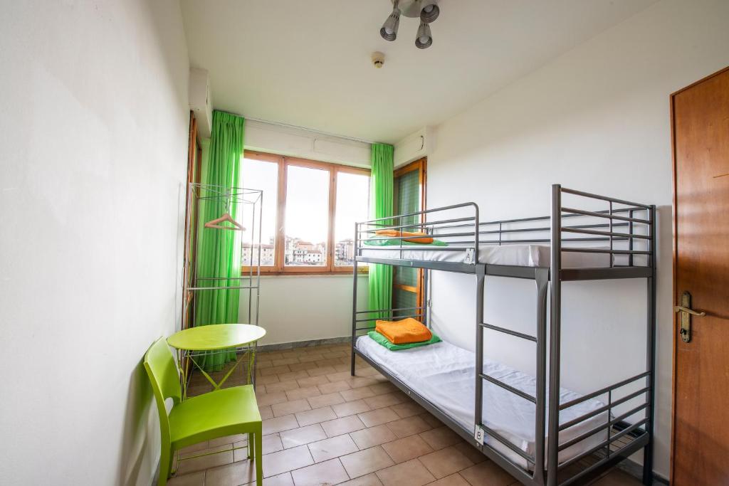 En eller flere senge i et værelse på Safestay Pisa Centrale