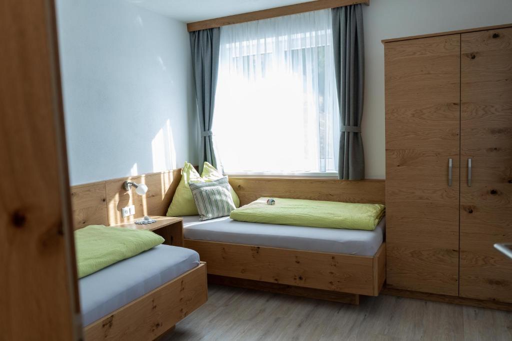 a bedroom with two twin beds and a window at Nigglerhof in Liesing