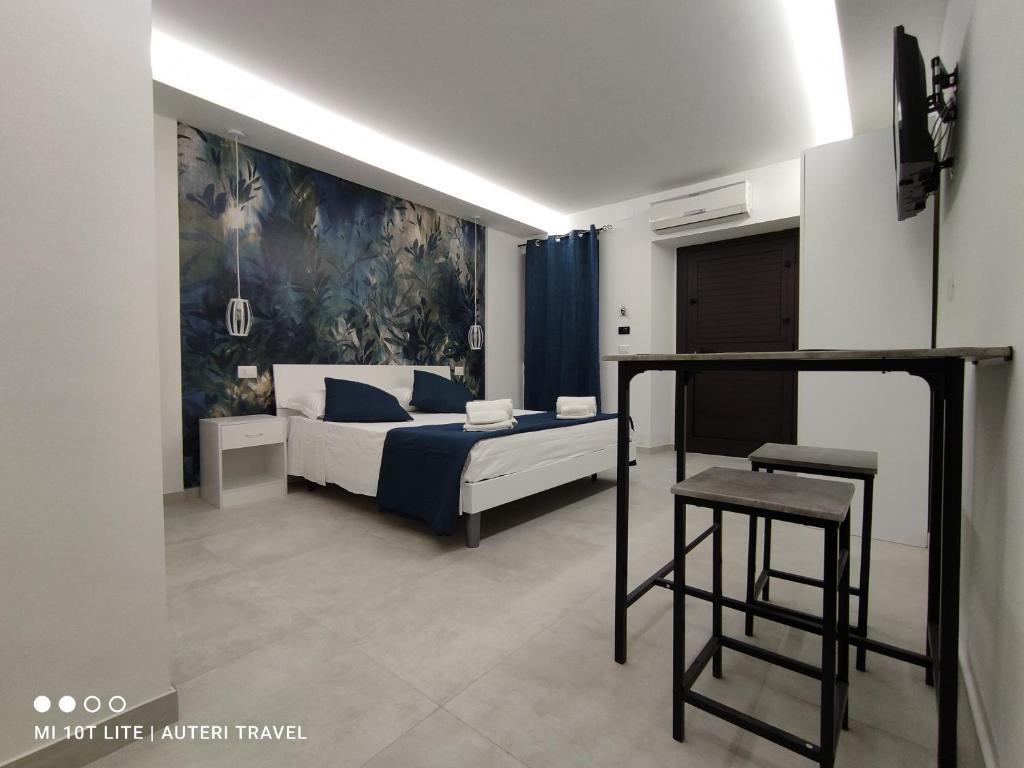 una camera da letto con un letto e un dipinto sul muro di Tropea Travel's House a Tropea