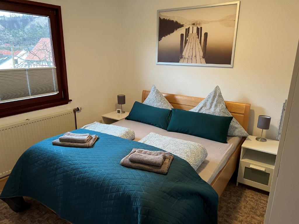 ein Schlafzimmer mit einem Bett mit zwei Handtüchern darauf in der Unterkunft Ferienwohnungen Arnstein in Waldeck