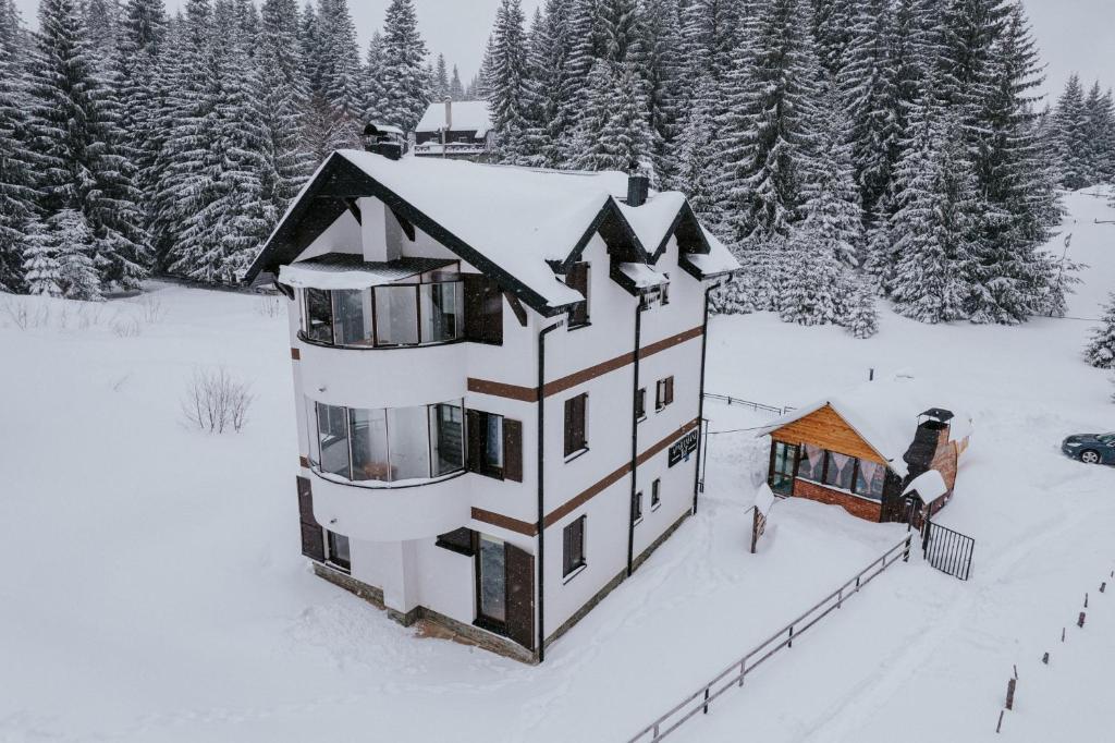 - une vue aérienne sur une maison recouverte de neige dans l'établissement Apartment T&T, à Jahorina