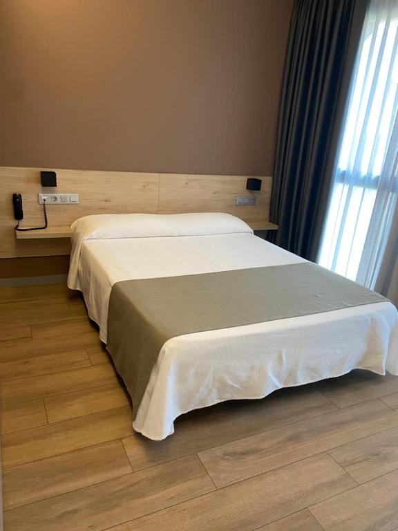 Posteľ alebo postele v izbe v ubytovaní Hotel Mestral Perelló