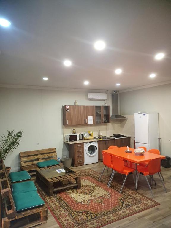 Kuchyň nebo kuchyňský kout v ubytování Bee Lucky Hostel and Tours