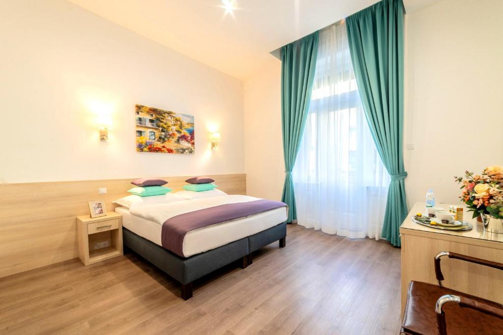 Habitación de hotel con cama y ventana en Global Suites Budapest, en Budapest