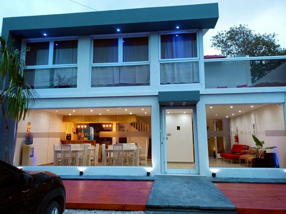 een huis met een groot raam en een woonkamer bij Hotel Atlantis in San Bernardo
