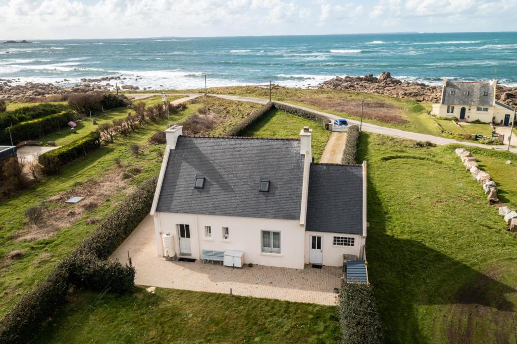 een luchtzicht op een wit huis op het strand bij Maison face à l'océan - Vue exceptionnelle in Lampaul-Plouarzel